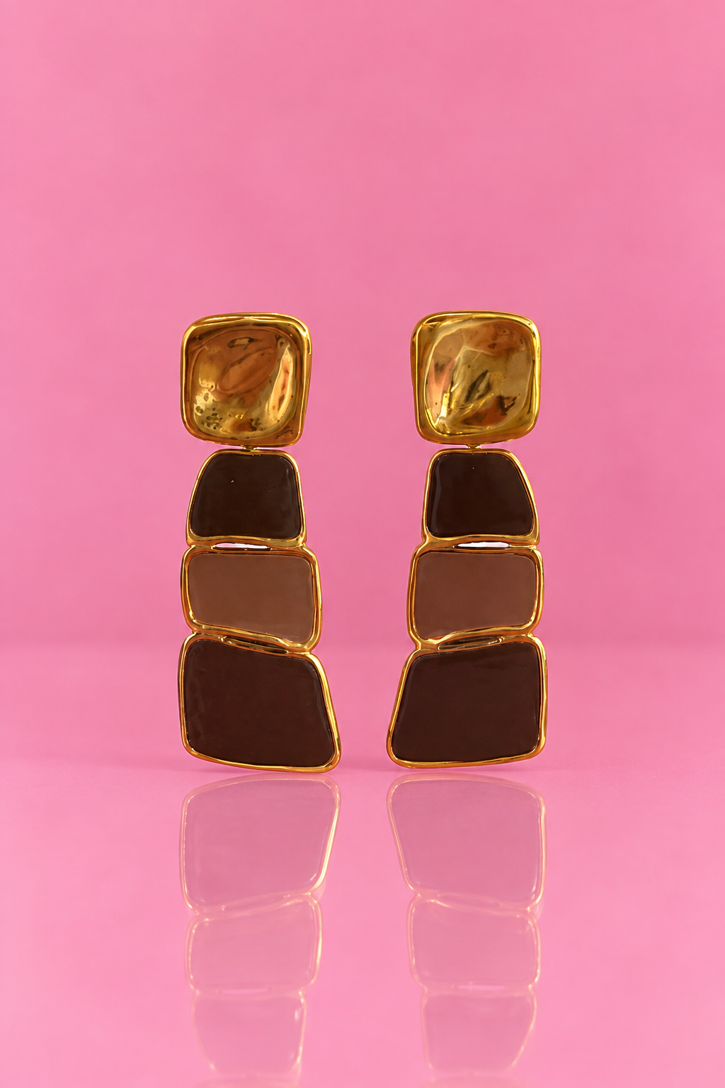 Boucles d'oreilles Suzanne pendantes graphiques dorées chocolat et taupe