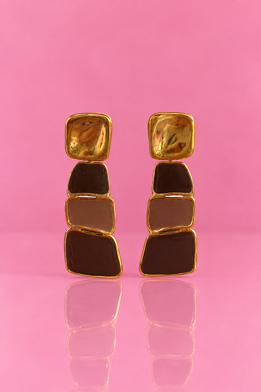 Boucles d'oreilles Suzanne pendantes graphiques dorées chocolat et taupe